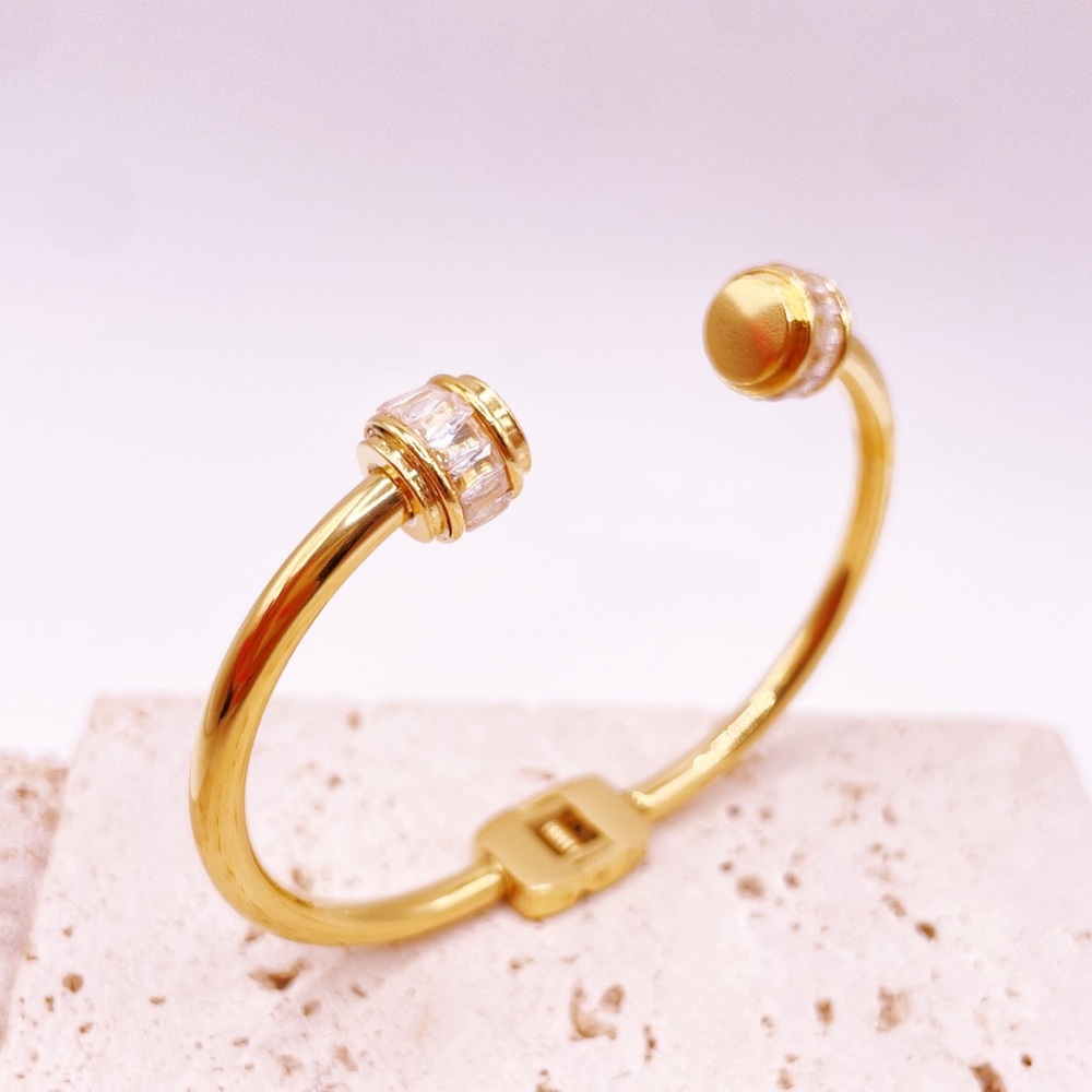Beautiful Stainless Steel Gold Bracelet - Picture 1 of 2